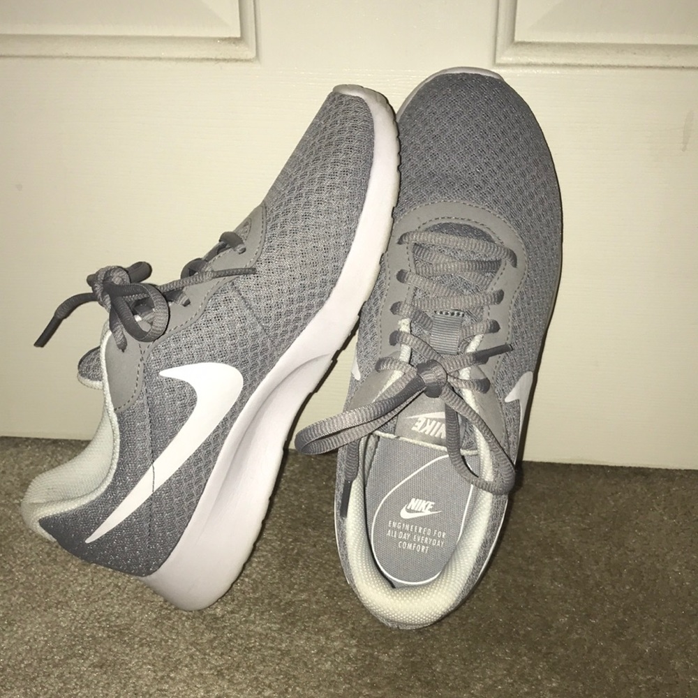 Light Grey Nike Tanjun’s - barely worn